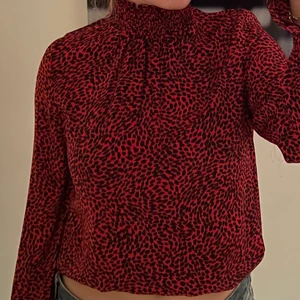 Blus - Så snygg blus från Hm! Aldrig använd så helt i nyskick. Stlr Xs men passar även större. 