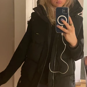 Väst - Säljer denna skor snygga västen som är köpt på Zara för 600 kr den är sparsamt använd men sjukt snygg❤️ HÖGSTA BUD 520!!!!!