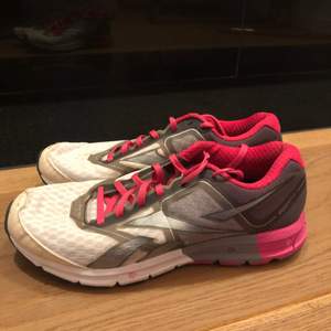 Reebok sneakers/träningsskor i vitt, grått och rosa. Knappt använda! 