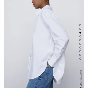 Skjorta - Vit oversized skjorta från Zara. Super fin med skön material. Använd 1 gång, så i princip helt oanvänd.                        NOTERA!! Vid leverans av varan (för de som inte bor i Göteborg) blir priset annorlunda (lägre). Diskuteras med köparen.