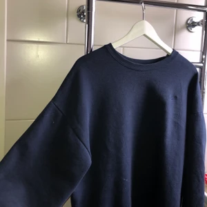 Sweatshirt  - Säljer denna sweatshirt från hollister, den är i bra skick 