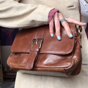 Så snygg väska! - Skitsnygg vintage väska! Ganska säker på att det är äkta skinn❤️ I superfint secondhand skick! Justerbara band! Bara att fråga om bild på fack önskas!☺️💞