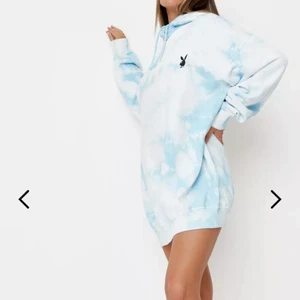 Playboyhoodie tiedye Dress - Missguided x Playboy - Playboyhoodie-dress  från missguided, oversized och oanvänd. 