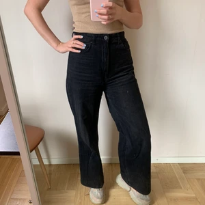 HM High Waist 36 - Höga i midjan. Utsvängda. Sitter bra. Inga hål men lite slitningar. Skickar gärna mer bilder vid intresse. Köparen står för frakten    https://www2.hm.com/en_gb/productpage.0746070008.html  