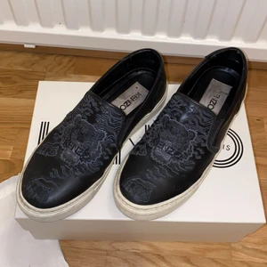 Kenzo slip-ons Skinn - Äkta Kenzo skinn slip-ons. Medföljer certifikation, kvitto samt en dustbag. Köpta för 3.799:- ! Kan passa en 38 med.