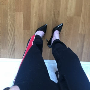 Pumps - (CHRISTIAN LOUBOUTIN liknade) - Nya i låda. Lätta gå i klackhöjd 7 cm . Har ett par till mig själv råka beställa 2 . Köpare står för frakt✅