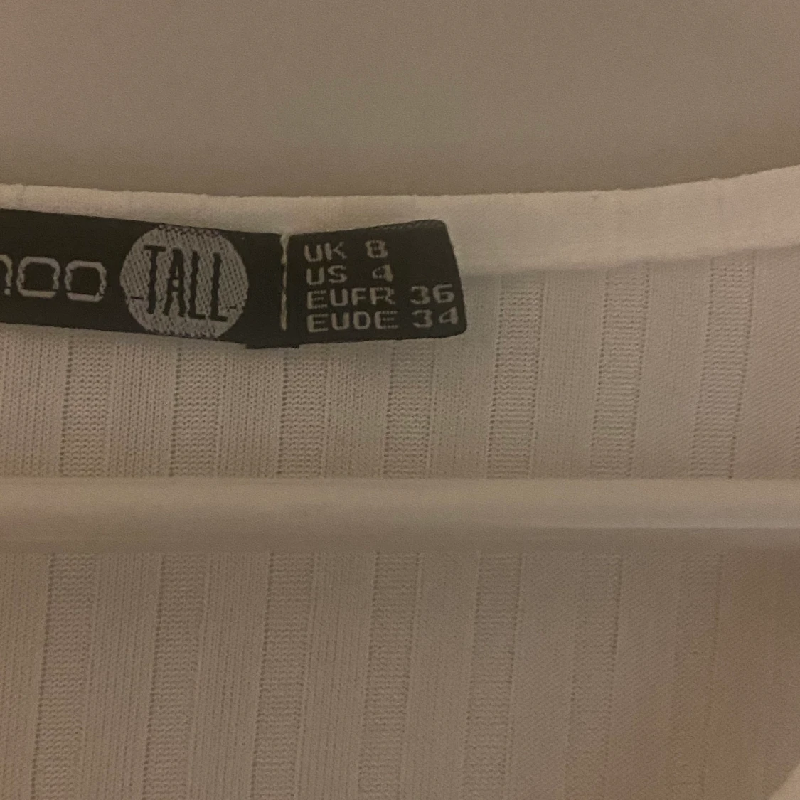 Vit boohoo tröja storlek 36 , modell tall - 91