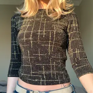 Väärldens finaste trekvarts-ärmade tröja! Den är superglittrig och i bra kvalitet, köpt på second hand! 