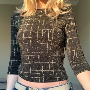 Glittrig topp  - Väärldens finaste trekvarts-ärmade tröja! Den är superglittrig och i bra kvalitet, köpt på second hand! 