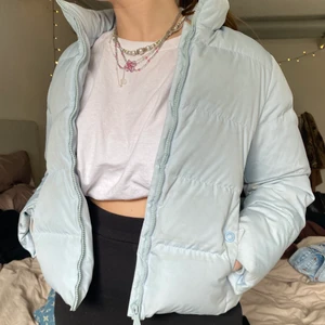 Jacka  - Jätte fin baby blå jacka ifrån champion, suuuper bra skick!! Frakt tillkommer💖💖