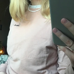 Sweatshirt - Sweatshirt från hm. Nästan aldrig använd, alltså i mycket bra skick. Den är jätteskön och ganska tunn. Storlek XS men är lite större i storleken! Säljs för 60kr+frakt. Skriv privat för frågor eller fler bilder!!