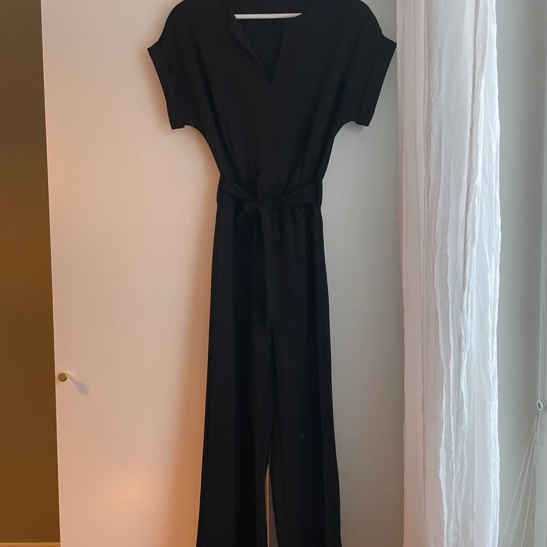 Svart jumpsuit från Asos - 90