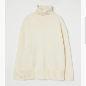 Stickad hm tröja  - Säljer min beiga stickade tröja ifrån hm, nästan helt oanvänd. KÖPAREN står för frakten