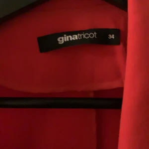 Kavaj ( Gina tricot, 34) - Kavaj från Gina tricot, storlek 34. Knappt använd och skulle säga att den är stor i storleken så passar även någon som bär storlek 36 beroende på hur man vill att den skall sitta.