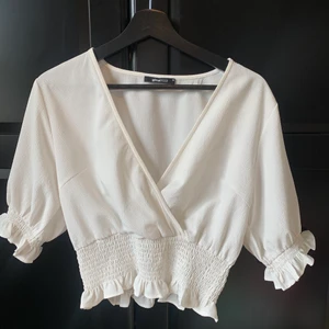 gullig topp!  - gullig vit topp perfekt till sommaren! tunt härligt material! köpt från gina tricot och använd ett fåtal gånger men är i perfekt skick! lite större i storleken! säljs för endast 50kr (exklusive frakt)!  <3  alla plagg tvättas innan det skickas iväg. Fler bilder eller frågor? Tveka inte att skriva! 