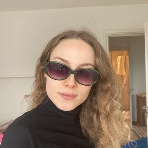 Solglasögon - Häftiga solglasögon med detalj på sidan