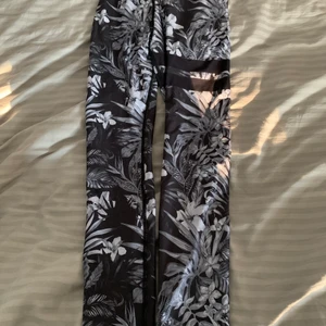 Stronger träningstights - Stretchiga och sköna stronger tights som jag tyvärr aldrig använt då dom var för små när jag fick hem dom. Dom är i storlek S.☺️ dom kostade 799kr nya.