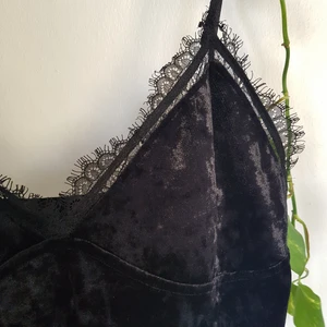 Sammetstopp m. spets - Så fin och söt topp i svart sammet 