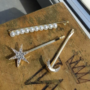 Hårspännen  - Säljer dessa hårspännen från glitter, fått i nån julkalender men aldrig använt de. Pris 10 kr styck plus 12 i frakt, eller alla för 30 plus frakt 💘