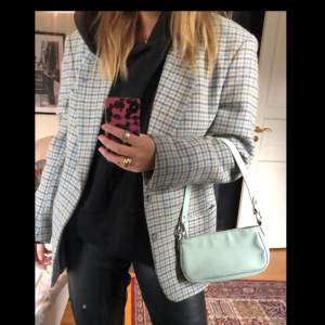 Jätte snygg rutig oversized blazer med axelvaddar, köpt second- hand 