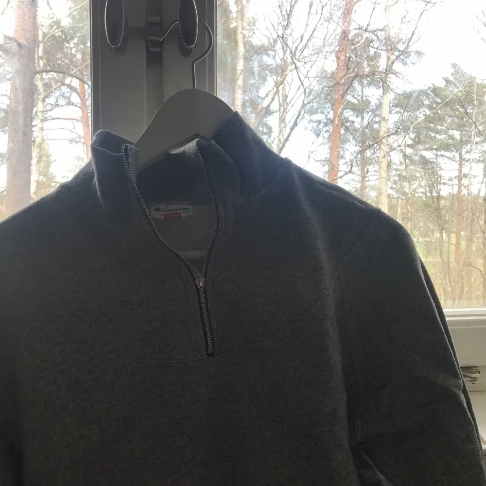 Säljer min grå oversized sweatshirt från Champion💕. Tröjor & Koftor.