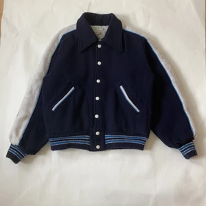 Varsity Jacket - Skit snygg och skön Varsity jacket i bra skick säljer så den ej kommer till användning. 