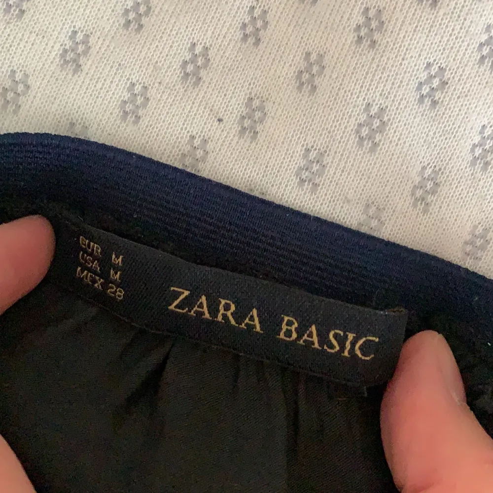 Bra skick, ganska ny, Svart från Zara i Strl M . Kjolar.