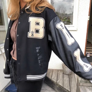  svart varsity-jacka - såld❤️ asball varsity/basebolljacka som jag säljer då jag inte använder den. Storlek L och sitter oversized för alla L och under skulle jag säga. Frakt 100kr, kan annars mötas upp i stockholmsområdet!