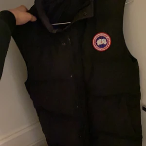 Canada goose väst - Hej säljer min canada goose väst. Goose västen är i storlek xs men goose västar är väldigt stora i storleken så jag tippsar att du har storlek s-m. Västen är äkta