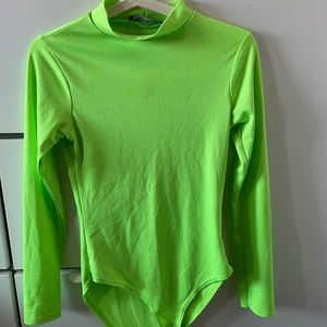Neongrön body - En jätte fin neongrön body. Endast använd några få gånger! Är du intresserad eller undrar något annat så kan du skriva! 