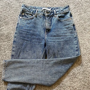 Blåa jeans - Blåa jeans i rak modell från NA-KD. Storlek 36!