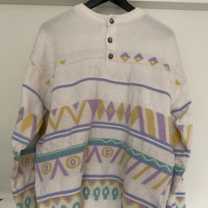 Stickad vintage tröja med abstraktmönster - Jättefin så stickad tröja i 100%bomull. Storlek large. Älskar den men kommer inte till så mycket användning. 