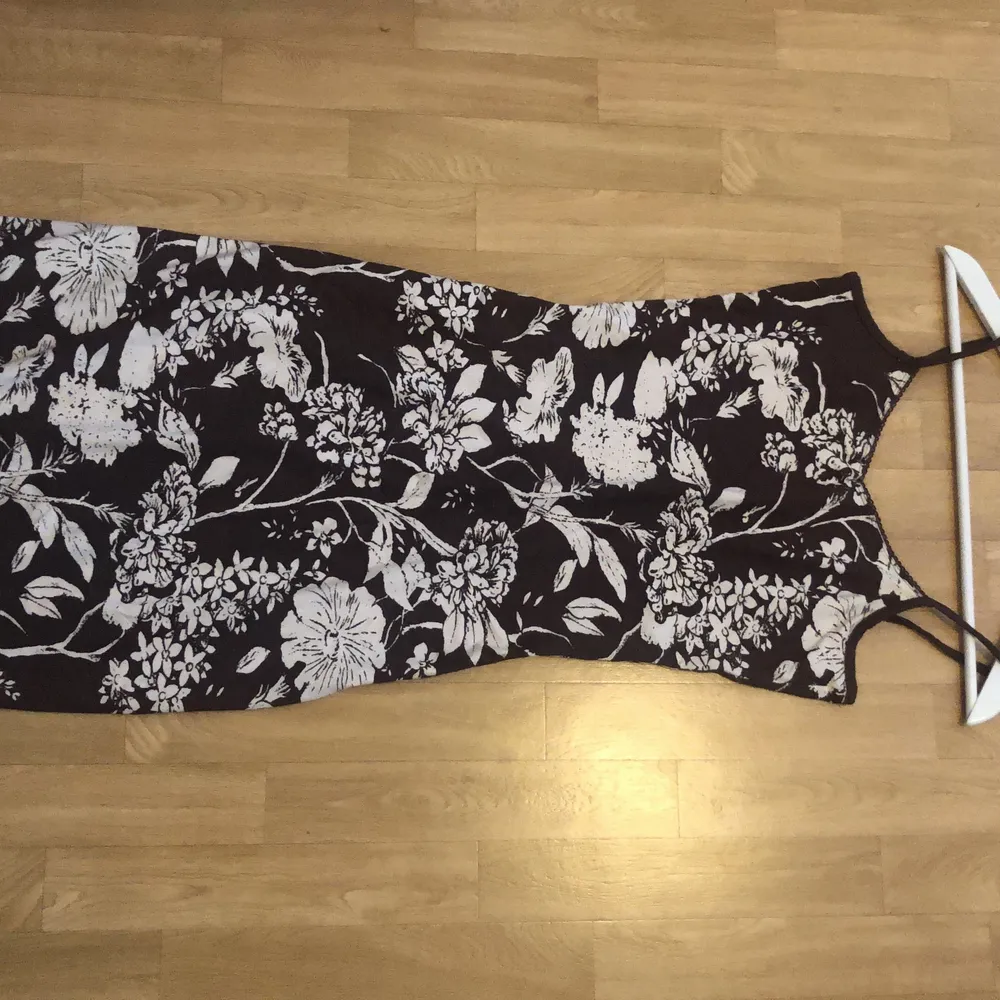 Intressekoll🤓🌴💖🦩☀️På myyyycket fin hawaii vintage klänning med otrolig passform som framhäver formerna! Storlek Xxs-M. . Klänningar.