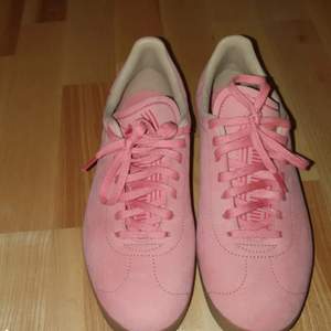Ett par i princip oanvända Adidas Gazelle i äkta skinn. Skorna är rosa med rosa skosnören och väldigt bekväma och mjuka men lite för små för mig. De är I storlek 39. Skickar via Skicka Lätt för både spårbart och billigt!🌸