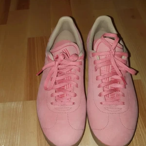 Adidas rosa Gazelleskor - Ett par i princip oanvända Adidas Gazelle i äkta skinn. Skorna är rosa med rosa skosnören och väldigt bekväma och mjuka men lite för små för mig. De är I storlek 39. Skickar via Skicka Lätt för både spårbart och billigt!🌸