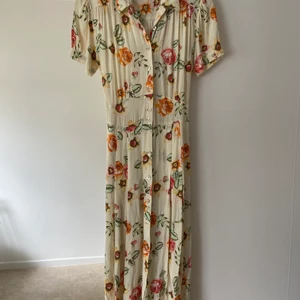 pret a porter sommarklänning  - Gul somrig klänning med dolda fickor på sidan. klänningen är i topp skick :)  kan frakta om önskas med postnord- skicka lätt 