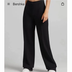 Kostymbyxor från bershka - säljer för att jag fick hem strl 36 och hade beställt 38! Skickar såklart fler bilder på om man vill ha det! Frakten tillkommer! 