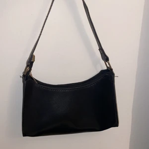 Axelremsväska 💜 - Säljer denna fina axelremsväskan som rymmer mycket, knappt använd. Har en dragkedja ,kom privat för mer bilder eller info 💜 köparen står för frakt!