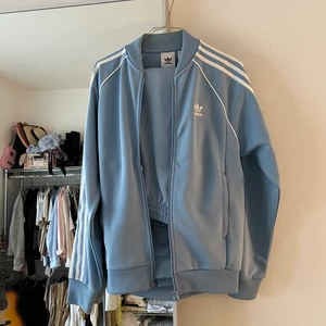 Adidas tracksuit  - Fineste babyblå tracksuit. Perfekt stand, nærmest ikke brugt. Størrelse small. 