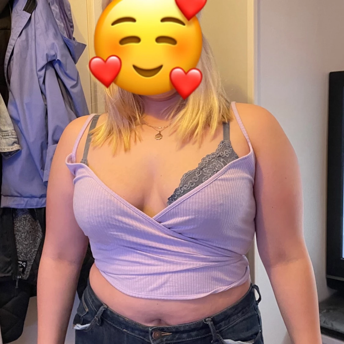 Lila linne med knytning i ryggen. 