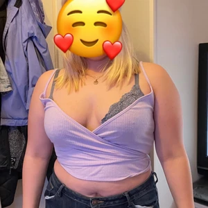 Lila linne med knytning i ryggen.  - Ett lila linne med knytning i ryggen från Shein. För stor för mig. Förutom att storleken ej passar mig så är den jättefin och sitter jättebra.