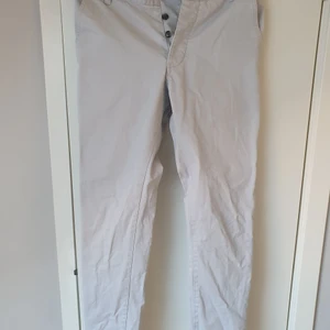 Samsoe & Samsoe chinos, ljusgrå - I princip oanvända. Storlek 46/S, jag är 177/70, sitter bra, men var ännu bättre när jag var aningen smalare. Därav annonsen. 