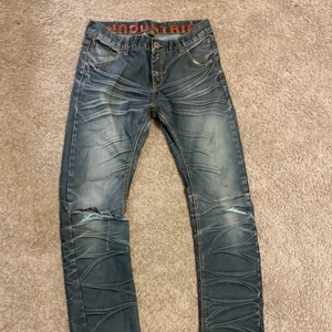 Jeans  - Ett par blåa jeans som jag aldrig använt själv så vet inte hur dom sitter på riktigt