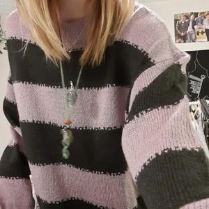Lila och svart randig stickad tröja - Skit mysig randig tröja köpt på hm för några veckor sedan.  Säljer då den inte riktigt är min stil. Köparen står för frakten