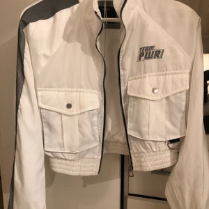 Bershka jacka  - Säljer min jacka från bershka, den är i helt nyttskick med prislappen på. 