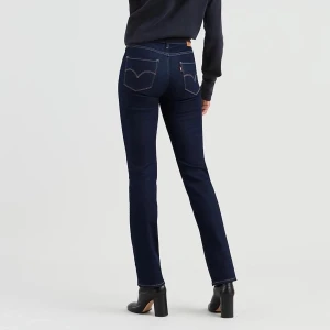 Levis 724  - Levis 724 high rise straight legged jeans. Mörkblå med gul söm. Köpta för runt ett år sedan. Använda några få gånger & super bra skick. Väldigt stretchigt tyg. Nypris -1000 ✨ (har inga bilder hur som sitter på mig eftersom försmå.) buds i dm