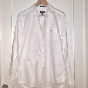 Vit skjorta från GANT, säljer då den inte kommer till användning längre✨