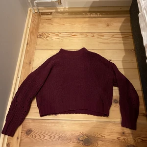 Stickad tröja från hollister - Säljer en jättefin stickad tröja från hollister som är vinröd💕 köpt i Tyskland för 2 år sedan och använd ett fåtal gånger💕 köpare står för frakt 