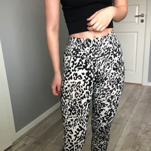 Träningstights  - Fina svart vita leopardtights som är varsamt använda, fint skick. Köpta från H&M i storlek xs!!🖤
