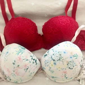 Fina bh:ar - Den röda 90 C, den blommiga 85 C. Den röda ny, bara testad. 150:- för båda -DEN RÖDA SÅLD